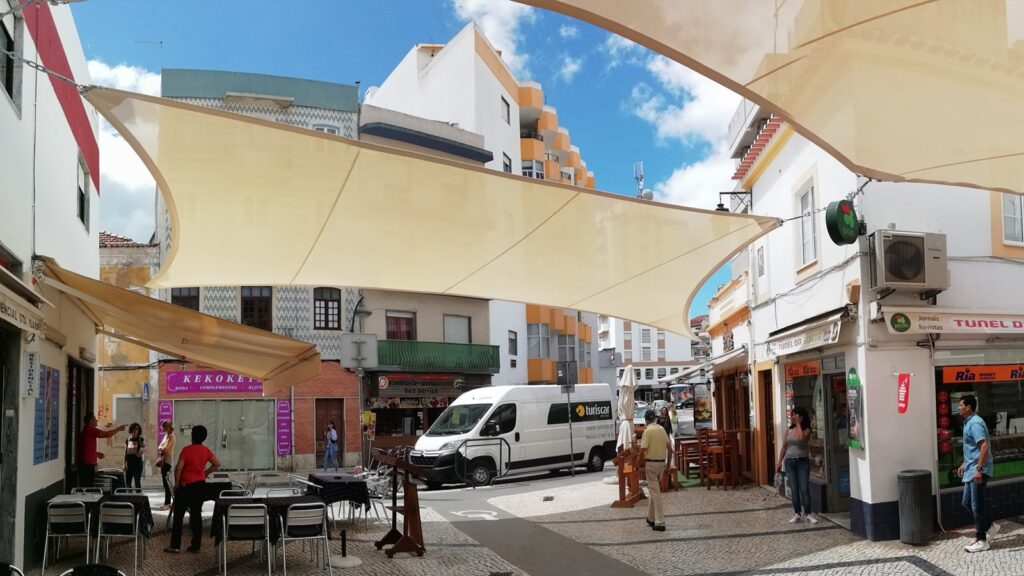 Infraestruturas cobertas que valorizam o espaço público